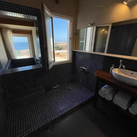 Binisamar Infinity Pool Over The Sea *