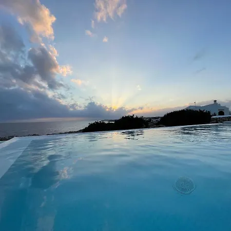 Binisamar Infinity Pool Over The Sea דירה