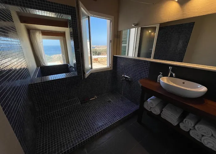 Binisamar Infinity Pool Over The Sea *