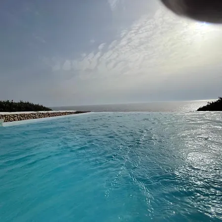 Binisamar Infinity Pool Over The Sea *