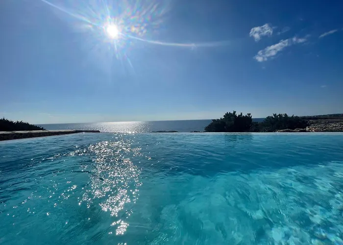 Binisamar Infinity Pool Over The Sea ビニベカ